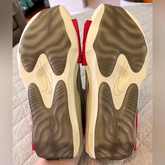 NIKE Fontanka Edge NWOT Women’s Sz 10 in the Khaki Dressed Colorway.